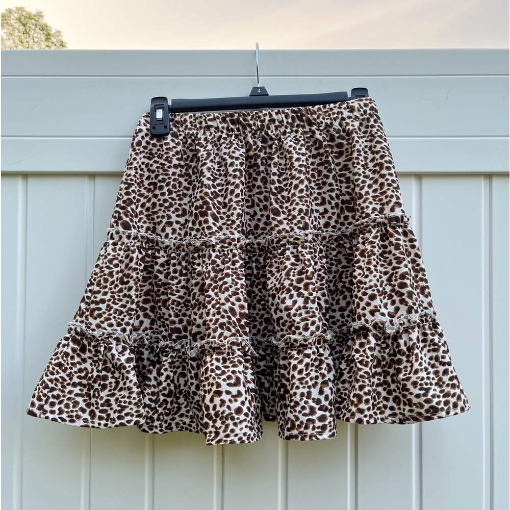 Shein cheetah print mini skirt size small in great condition.